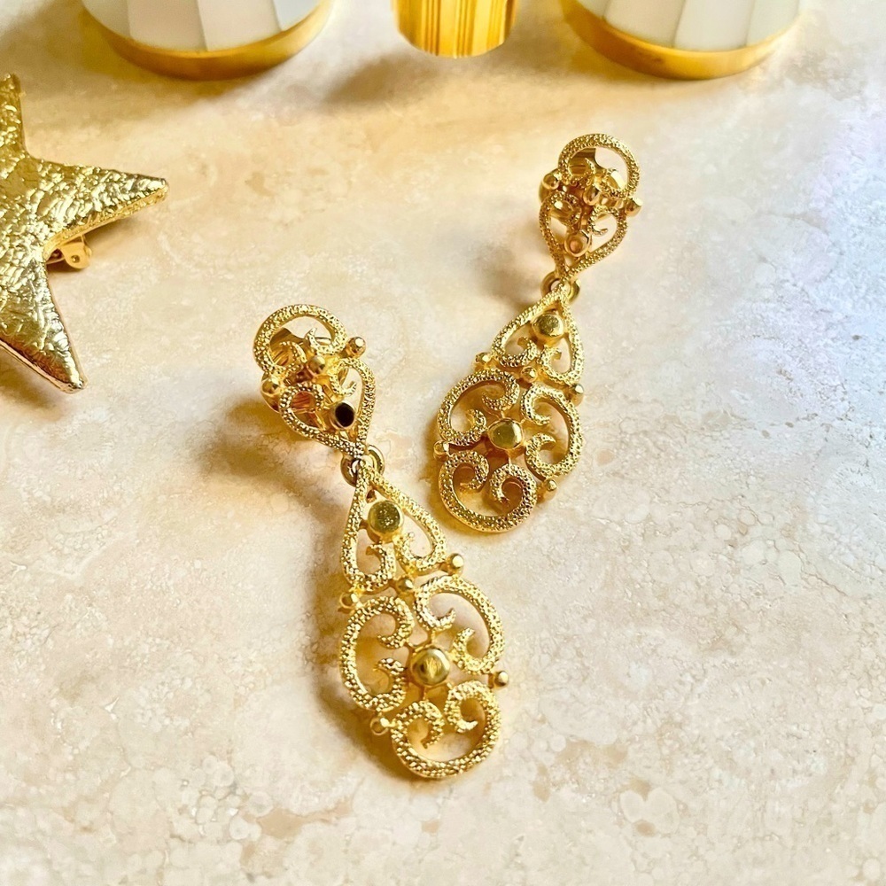 ❌SOLD❌ Vintage Crown Trifari Clip-on Earrings
